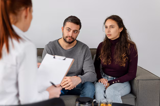 close-up-people-discussing-with-therapist_23